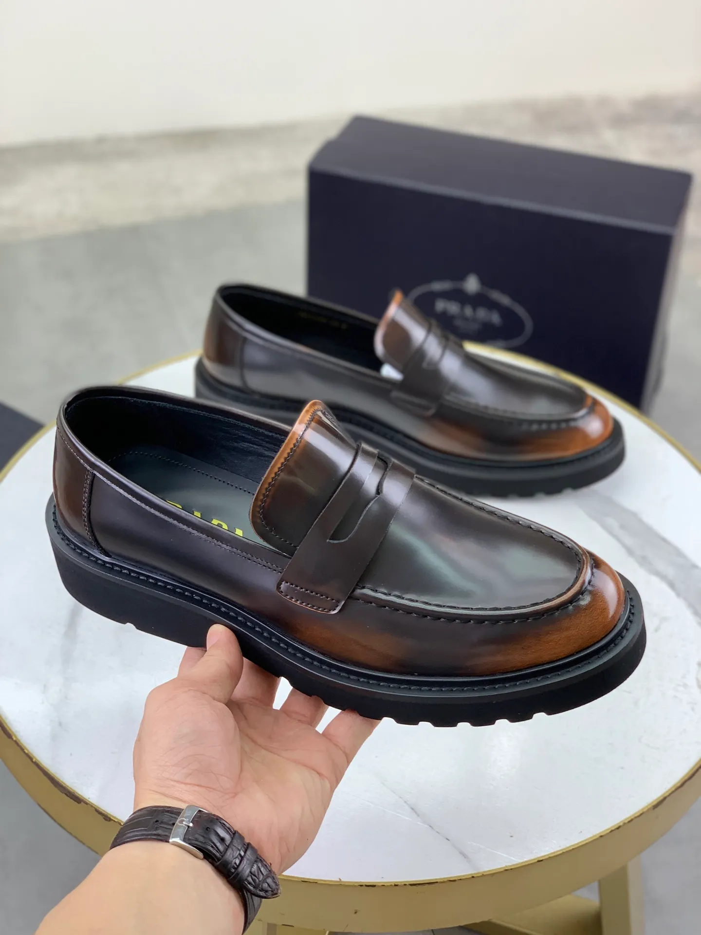 Factory price P880💰Original quality, top version🔱 ＰＲＡＤＡPrada. Men’s business casual leather shoes, top quality products. 1:1 shipment⬆️Luxurious and noble👞All imported original color-brushed edge beads, just to create a more comfortable wearing experience. Upper: Original comfortable open-edge bead rubbed color calfskin➕Top imported water-dyed full cow lining, original high-end lightweight and comfortable TPU foam combination bottom✔️Code number: 39-44 (38 45) 46 47 can be customized)